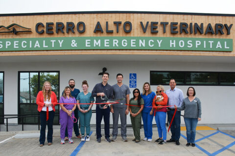 Group of people posing for group photo in front of Cerro Also Veterinary Specialty & Emergency Hospital